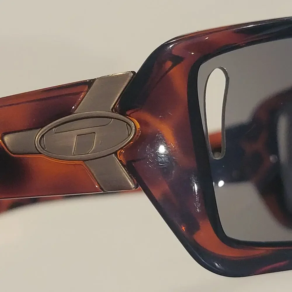 Tifosi Mast SL wrap around tortoise frame sunglasses. Unisex.
